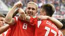 Gelandang Rusia, Yuri Gazinskiy, merayakan gol ke gawang Arab Saudi pada laga Grup A Piala Dunia di Stadion Luzhniki, Moskow, Kamis (15/6/2018). Dirinya merupakan pencetak gol perdana pada Piala Dunia 2018. (AFP/Alexander Nemenov)