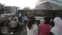 Sejumlah warga berdatangan ke lokasi bus TransJakarta yang terlibat kecelakaan dengan kereta api Senja Utama Solo di perlintasan kereta Mangga Dua, Jakarta, Kamis (19/5). Peristiwa tabrakan itu juga melibatkan mobil Avanza. (Liputan6.com/Faizal Fanani)