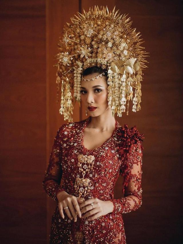 6 Potret Resepsi Vidi Aldiano dan Sheila Dara Pakai Adat Minang, Serba Merah