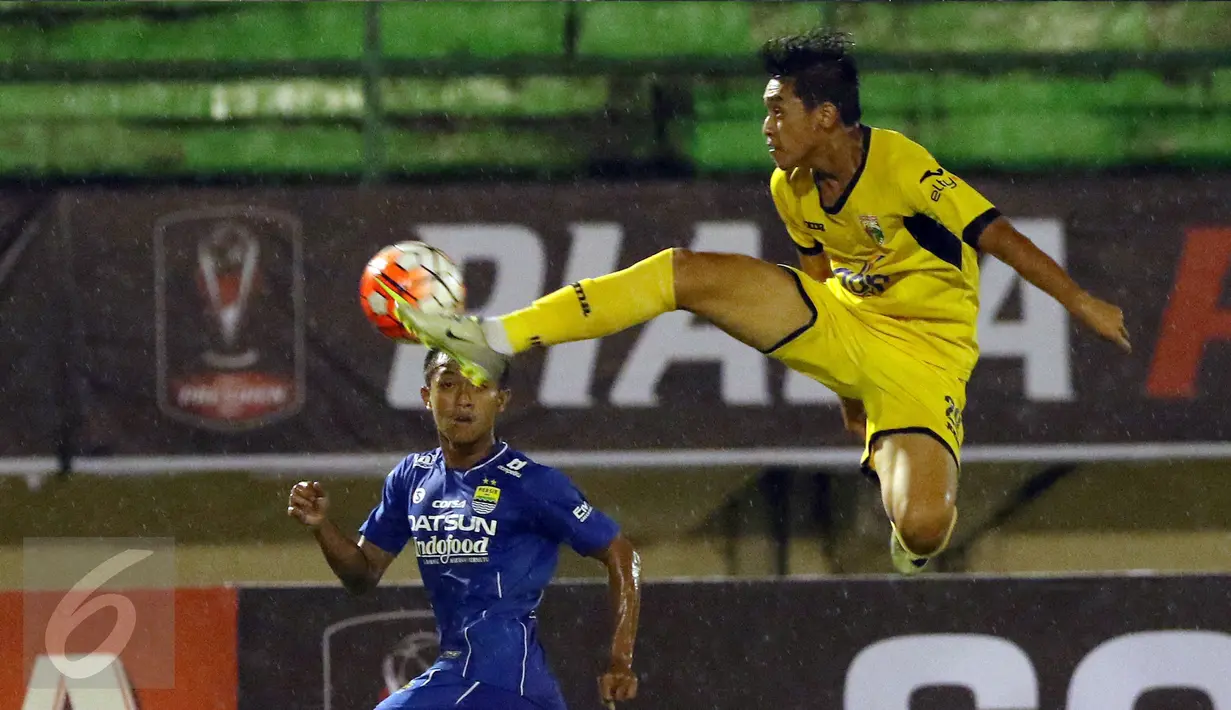 Pemain tengah Mitra Kukar FC, Septian David Maulana (kanan) melompat menahan bola saat laga melawan Persib di babak 8 besar Piala Presiden 2017 di Stadion Manahan Solo, Sabtu (25/2). Persib unggul 3-2. (Liputan6.com/Helmi Fithriansyah)