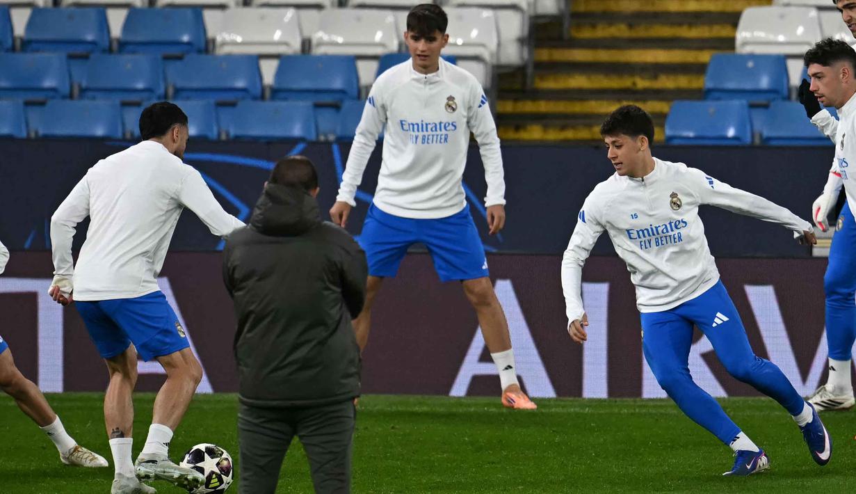 Real Madrid juga datang dengan kepercayaan diri tinggi setelah menang 4-1 atas Elche di liga domestik. Dalam laga itu, gelandang muda Arda Guler mencetak gol spektakuler yang bahkan disebut berpotensi memenangkan Puskas Award. Tampak dala foto, gelandang Real Madrid asal Turki, Arda Guler (kanan) saat mengikuti sesi latihan di Etihad Stadium, Manchester, Inggris barat laut, pada 16 Maret 2026. (Paul ELLIS/AFP)