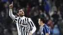 Penyerang Juventus, Alvaro Morata, merayakan gol yang dicetaknya ke gawang Inter Milan. Sedangkan gol kedua tercipta melalui eksekusi penalti pada menit ke-84. (Reuters/Giorgio Perottino)