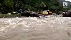 Sebuah truk tidak terselamatkan dari arus banjir di Banyumas. Truk tersebut tersangkut di sebuah sungai yang dipenuhi bebatuan.