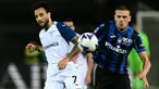 Pemain depan Lazio Felipe Anderson (kiri) dan pemain belakang Atalanta Merih Demiral mengejar bola selama pada pekan ke-11 Liga Italia (Serie A) 2022-2023 i Gewiss Stadium, Italia, Senin (24/10/2022) dini hari WIB. Aquilotti -julukan Lazio- pun sukses meraih kemenangan atas La Dea -julukan Atalanta- dengan skor 2-0. (Photo by Miguel MEDINA / AFP)