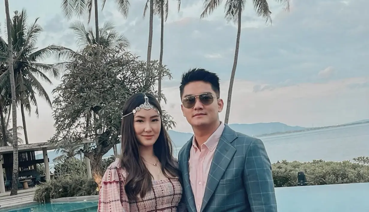 Memakai dress dan setelan semi formal (Foto: Instagram @karbearv)