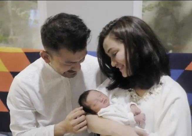 Rio Dewanto dan Atiqah Hasiholan bahagia memiliki seorang putri (Foto: Instagram)