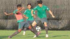 Nelson Alom dan Gavin Kwan (kanan) berebut bola pada sesi latihan di Lapangan ABC Senayan, Jakarta (22/6/2018). Timnas melakukan persiapan untuk melawan Korea pada laga uji coba 23 Juni 2018. (Bola.com/Nick Hanoatubun)