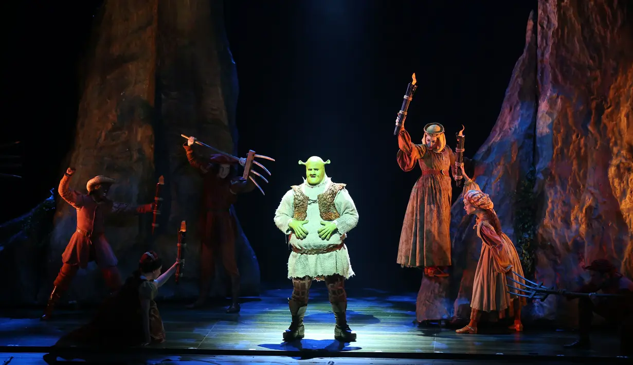 Shrek The Musical merupakan adaptasi dari film animasi yang memenangkan penghargaan Oscar produksi DreamWorks Animation Film. Kisah cinta Sherk dan Fiona akan menjadi sajian dalam kemasan musik, kostum dan berbagai tarian. (Andy Masela/Bintang.com)