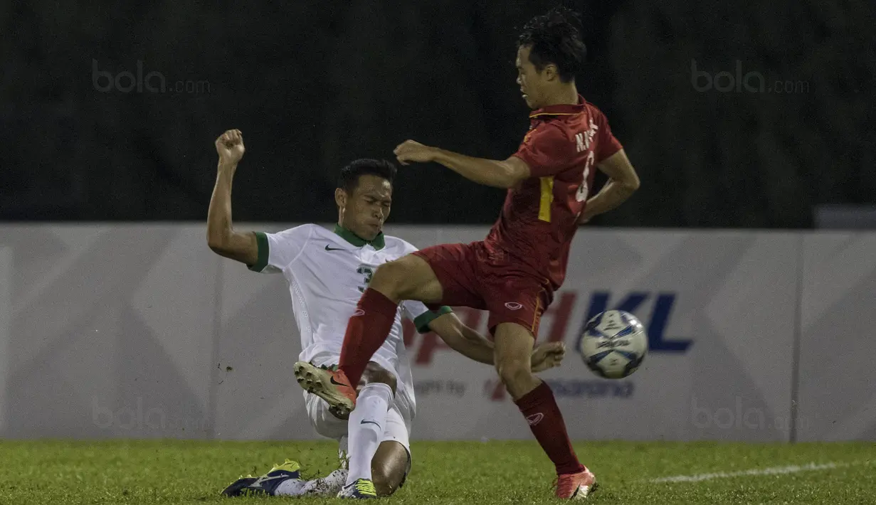 Bek Timnas Indonesia, Andy Setyo (kiri) mendapat kartu kuning pada menit akhir babak kedua atau menit ke-90 pada laga melawan Kamboja SEA Games 2017 di Stadion Shah Alam, Selangor, (24/8/2017). Indonesia menang 2-0. (Bola.com/Vitalis Yogi Trisna)