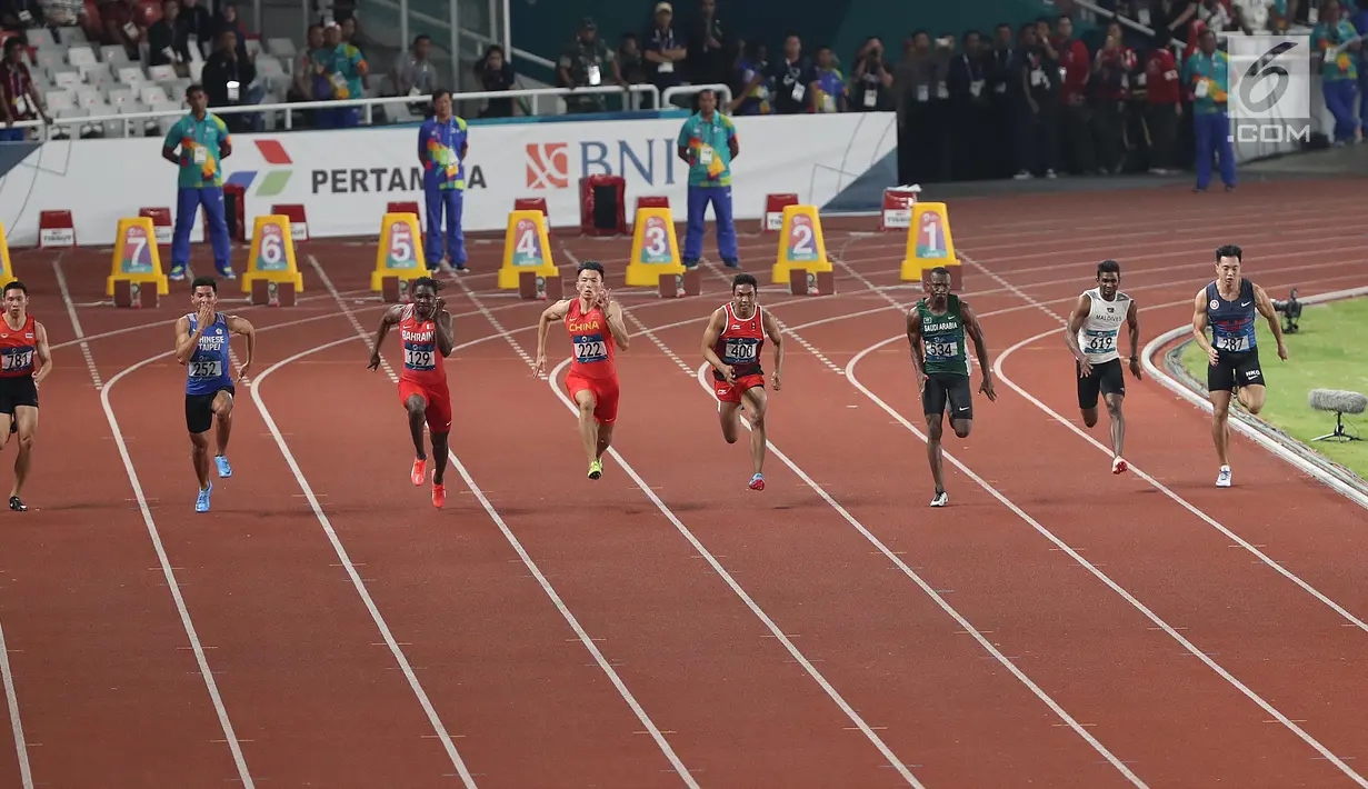 Sprinter Indonesia, Lalu Muhammad Zohri (keempat kanan) saat lari nomor 100 meter putra pada semifinal atletik Asian Games 2018 di Stadion Utama GBK, Jakarta (26/8). Muhammad Zohri  menempati urutan kedua di semifinal pertama. (Liputan6.com/Fery Pradolo)