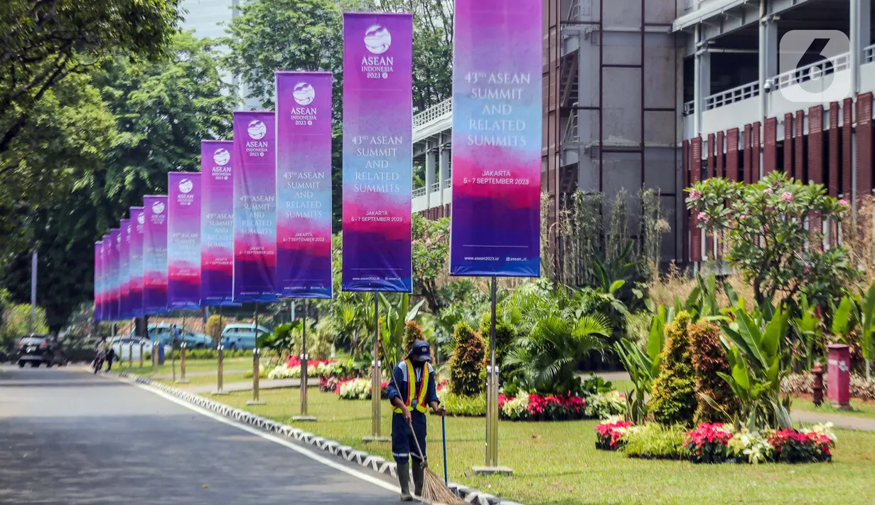 Suasana Jakarta Convention Center jelang Konferensi Tingkat Tinggi (KTT) ke-43 ASEAN 2023 di Jakarta, Senin (4/9/2023). (Liputan6.com/Faizal Fanani)