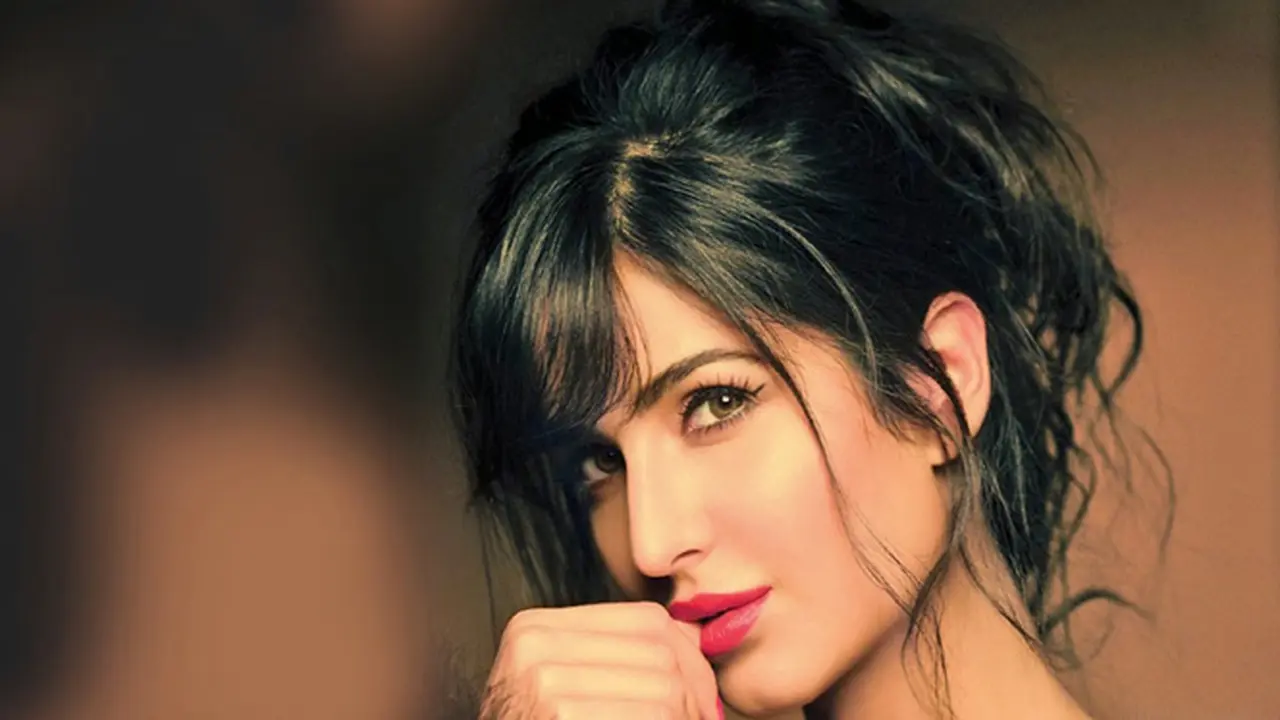 Katrina Kaif memulai debutnya di dunia akting melalui film Boom