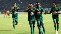 Para pemain Persebaya Surabaya merayakan gol ke gawang Persigo Semeru FC dalam lanjutan babak 16 besar Grup C Liga 2. Persebaya menang 4-0 di Stadion Gelora Bung Tomo, Sabtu (30/9/2017). (Liputan6.com/Dimas Angga P)