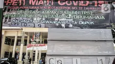 Tumpukkan peti mati yang dipajang di depan Kantor Kecamatan Sawangan, Depok, Rabu (26/8/2020). Sebanyak 5 buah peti jenazah sengaja dipasang pihak Kantor Kecamatan Sawangan sebagai media sosialisasi agar mengingat akan bahaya Covid-19 dan patuh terhadap protokol kesehatan (merdeka.com/Iqbal Nugroho)