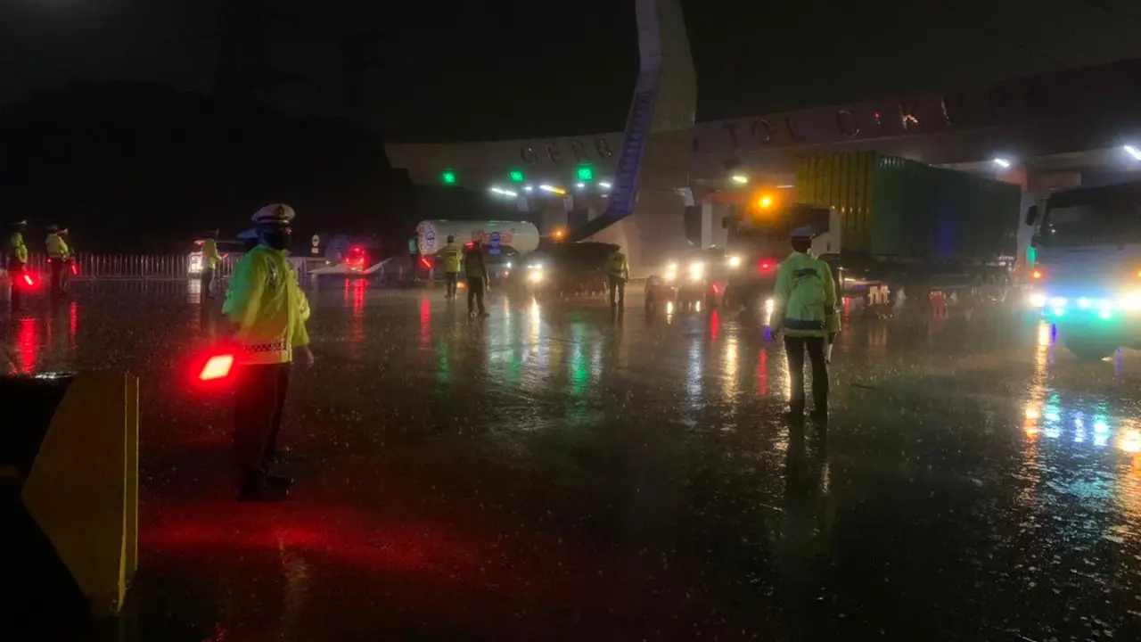 Korlantas Polri Dan Polda Metro Jaya Putar Balikkan Ratusan Kendaraan Di GT CIkupa, Tangerang, Banten. (Kamis, 06/05/2021). (Dokumentasi Korlantas Polri).