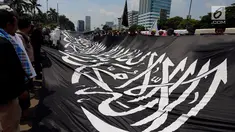 Ormas Islam membentangkan bendera saat menggelar aksi unjuk rasa di depan Gedung DPR, Jalan Gatot Subroto, Jakarta, Selasa (24/10). Aksi tolak Perppu No 2 tahun 2017 tentang Ormas tersebut digalang oleh sejumlah ormas. (Liputan6.com/JohanTallo)