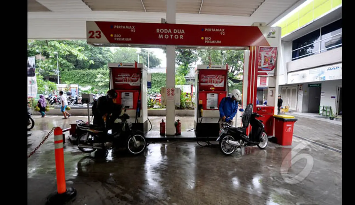 Sejumlah pengendara motor saat tengah mengisi bahan bakar di salah satu SPBU di Kuningan, Jakarta, Senin (19/1/2015). (Liputan6.com/Miftahul Hayat)