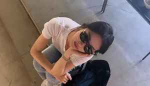Gaya Terbaru Song Hye Kyo, Effortless dengan Kaos Putih dan Jeans