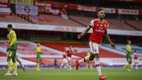 Pemain Arsenal Pierre-Emerick Aubameyang melakukan selebrasi usai mencetak gol ke gawang Norwich City pada pertandingan Premier League di Emirates Stadium, London, Inggris, Rabu  (1/7/2020). Arsenal menang 4-0 lewat gol Aubameyang, Granit Xhaka, dan Cedric Soares. (Richard Heathcote/Pool via AP)