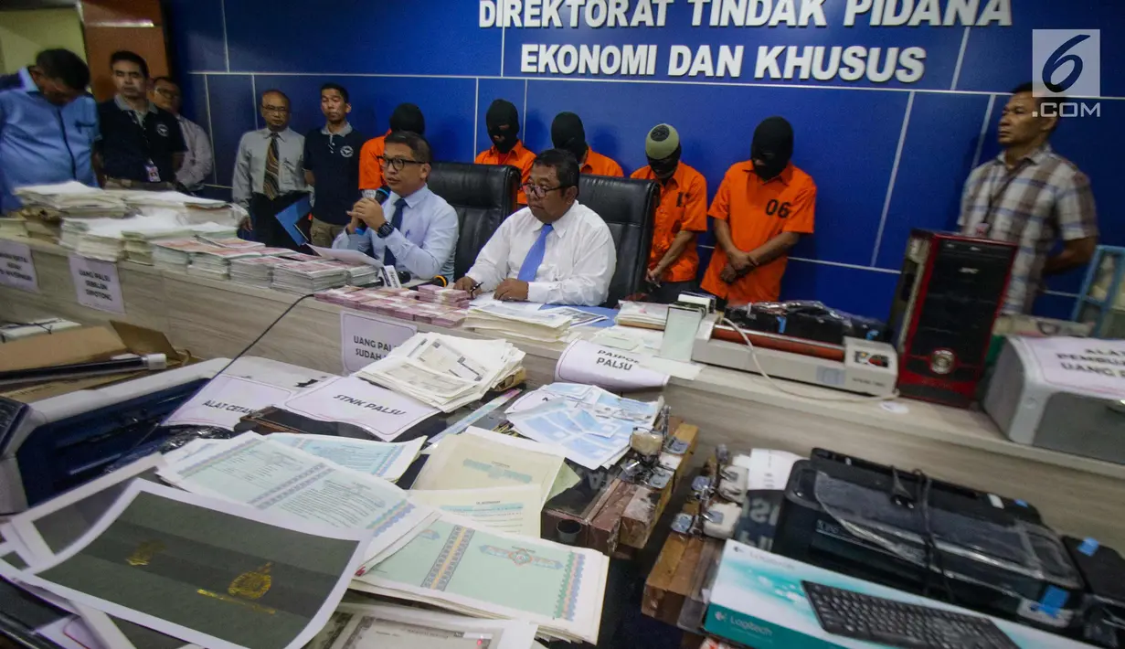 Suasana saat rilis uang palsu oleh Direktorat Tindak Pidana Ekonomi Khusus Bareskrim Polri, Jakarta, Kamis (7/11). Polisi mendapati barang bukti uang palsu pecahan Rp 100 ribu sebanyak 500 lembar siap edar. (Liputan6.com/Faizal Fanani)
