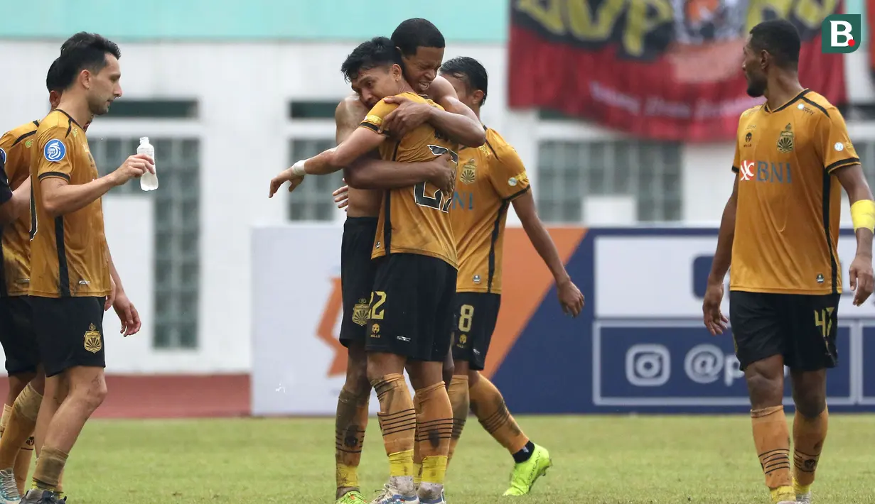 <p>Selebrasi pemain Bhayangkara FC, Alex Martins Ferreira (tengah) setelah menjebol gawang Persija Jakarta dalam pertandingan lanjutan pekan ke-25 BRI Liga 1 2022/2023 yang berlangsung di Stadion Wibawa Mukti, Cikarang, Jawa Barat, Kamis (16/2/2023). (Bola.com/Ikhwan Yanuar)</p>