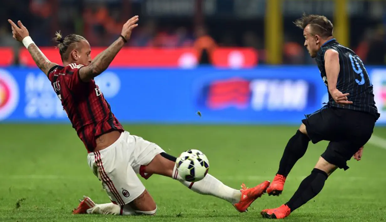 Bek AC Milan, Philippe Mexes (kiri) berebut bola dengan pemain Inter Milan  Xherdan Shaqiri pada laga serie A di Stadio Giuseppe Meazza, Senin (20/4/2015). Inter Milan bermain imbang 0-0 dengan AC Milan. (AFP PHOTO/Giuseppe Cacace)