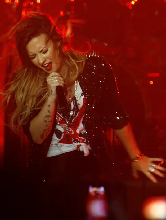 Pernikahan Demi Lovato tentunya akan menjadi sangat indah jika Ed Sheeran dan Christina Perri tampil membawakan lagu-lagu romantis. (Bintang/EPA)