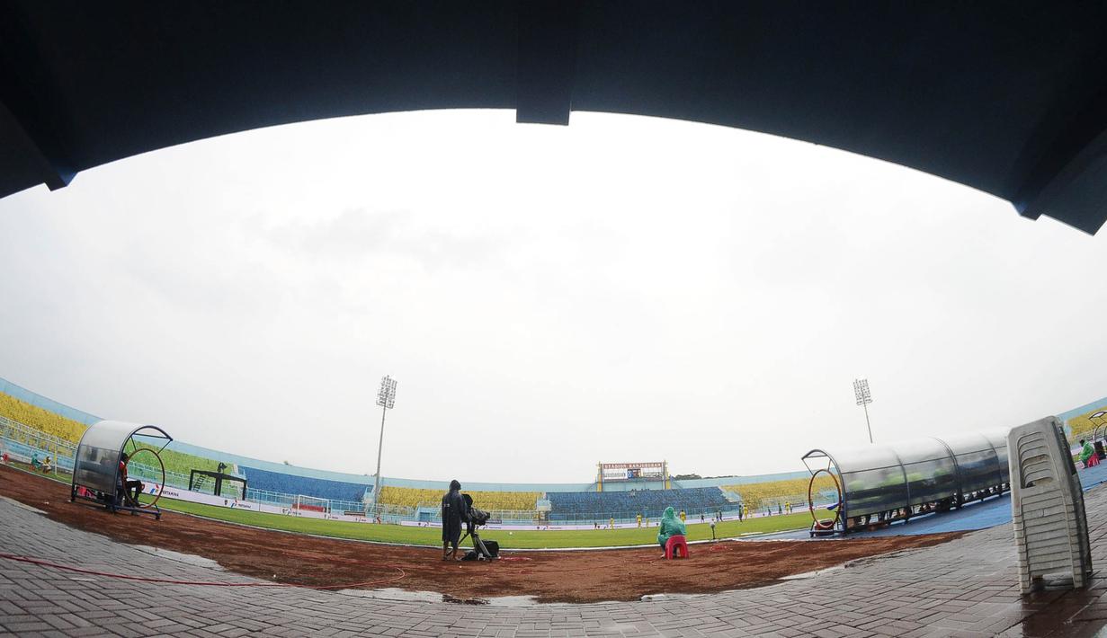 Suasana sepi pada laga Sriwijaya FC melawan Gresik United pada laga Piala Jenderal Sudirman di Stadion Kanjuruhan, Malang, Kamis (19/11/2015). (Bola.com/Kevin Setiawan)
