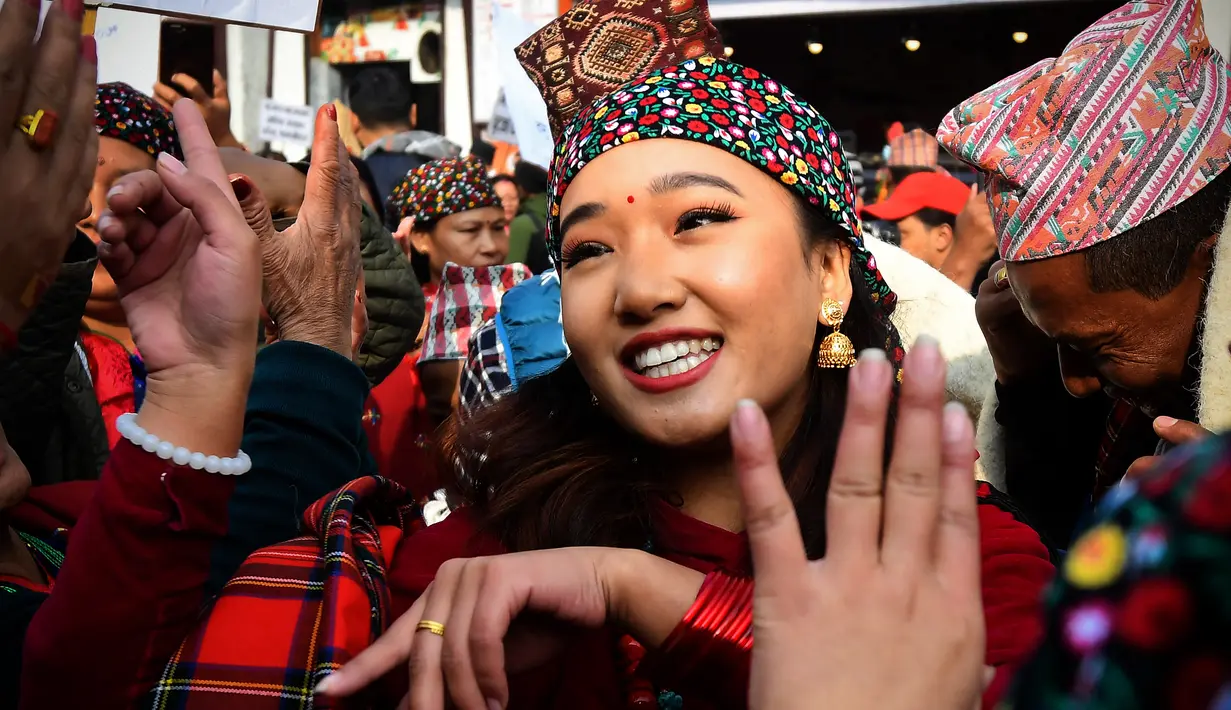 Seorang wanita anggota komunitas adat Gurung menari mengenakan pakaian tradisional saat mengikuti upacara perayaan Tahun Baru 'Tamu Lhosar' di Kathmandu, Nepal (30/12/2022). Acara itu digelar untuk menyambut pergantian tahun. (AFP/Prakash Mathema)