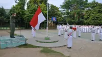 Mendikbud Anies Baswedan memajibkan sekolah menggelar upacara bendera setiap Senin. (wikipedia.org)