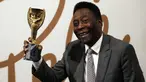 Salah satu legenda sepak bola dunia asal Brasil, Pele baru saja tutup usia pada Kamis (29/12/2022). Semasa aktif bermain sebagai pesepak bola, Pele tercatat telah menorehkan beberapa rekor fenomenal baik di level klub mauupun bersama timnas. Bahkan empat rekor di antaranya sampai saat ini belum mampu dipecahkan oleh pesepak bola manapun, termasuk dua pemain yang dianggap menjadi yang terbaik saat ini, Lionel Messi dan Cristiano Ronaldo. Berikut catatan keempat rekor tersebut. (AFP/Adrian Dennis)