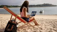 Ilustrasi holiday burnout, bekerja saat liburan. (Image by Freepik)
