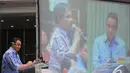 Mendikbud Anies Baswedan mendengarkan keluhan seorang guru di Aula Ki Hajar Dewantara, Kantor Kemendikbud, Senayan, Jakarta. Foto diambil pada Senin (1/12/2014). (Liputan6.com/Herman Zakharia)