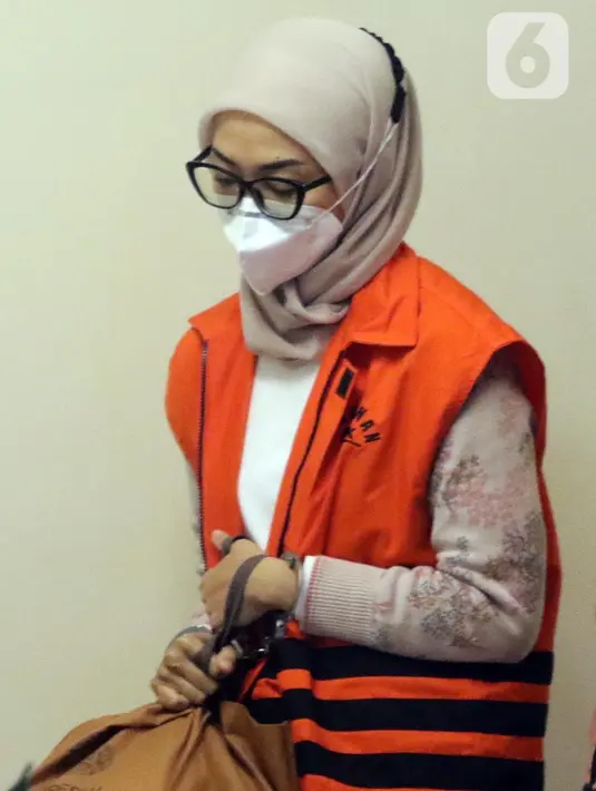 Pegawai Negeri Sipil (PNS) pada Kepaniteraan Mahkamah Agung (MA), Desy Yustria usai menjalani pemeriksaan lanjutan di Gedung Merah Putih KPK, Jakarta, Kamis (6/10/2022). Desy Yustria merupakan tersangka suap dalam jual beli pengurusan perkara di MA yang melibatkan Hakim Agung Sudrajad Dimyati. (Liputan6.com/Helmi Fithriansyah)