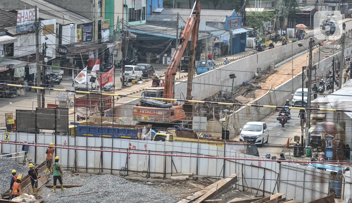 Aktivitas pekerja saat menyelesaikan proyek pembangunan lintas bawah atau underpass di Jalan Dewi Sartika, Depok, Jawa Barat, Minggu (27/11/2022). Pembangunan underpass Depok telah dimulai sejak Februari 2022 lalu dan ditargetkan selesai dalam 10 bulan atau pada Desember 2022 yang menelan anggaran mencapai Rp288 miliar dengan rincian Rp 180 miliar untuk pembebasan lahan dari APBD Kota Depok dan Rp108 miliar untuk konstruksi bersumber dari APBD Provinsi Jawa Barat. (merdeka.com/Iqbal S. Nugroho)