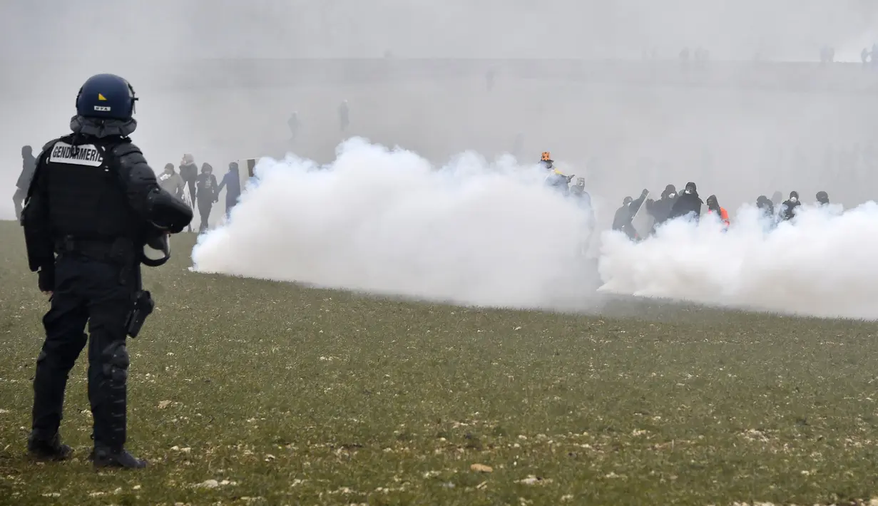 Polisi menembakan gas air mata untuk membubarkan aksi demonstrasi yang dilakukan oleh aktivis anti-nuklir di Mandres-en-Barrois, Prancis (3/3). (AFP Photo/Jean Christope Verhaegen)
