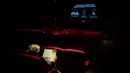 Langkah-langkah pencegahan ditampilkan di layar sebelum pemutaran film di sebuah bioskop di Paris, Prancis (22/6/2020). Prancis, yang melonggarkan lockdown nasional secara bertahap mulai 11 Mei, memasuki fase pelonggaran baru pada Senin (22/6). (Xinhua/Aurelien Morissard)