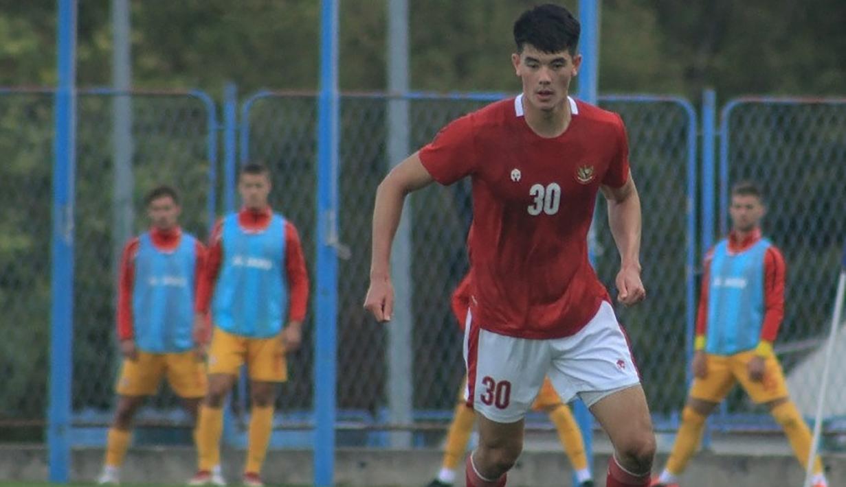 Bersama Timnas Indonesia, ia telah tampil 1 kali di level senior. Debutnya tersebut tterjadi saat laga persahabatan menghadapi Afghanistan yang burjung kekalahan 0-1 pada 16 November 2021. Ia sempat pula bermain dua kali bersama Timnas U-19 saat menghadapi Macedonia U-19. (Dok. PSSI)