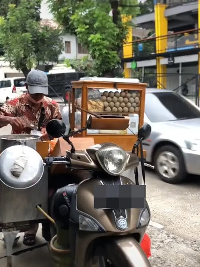 Penjual bakso tunggangi Piaggio Liberty (TikTok/@arsadndr)