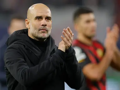 Pelatih Manchester City, Pep Guardiola bertepuk tangan untuk penggemar usai bertanding melawan  RB Leipzig pada pertandingan leg pertama babak 16 besar Liga Champions di Red Bull Arena, Jerman, Kamis (23/2/2023). Manchester City bermain imbang dengan Leipzig dengan skor 1-1. (AFP/Odd Andersen)