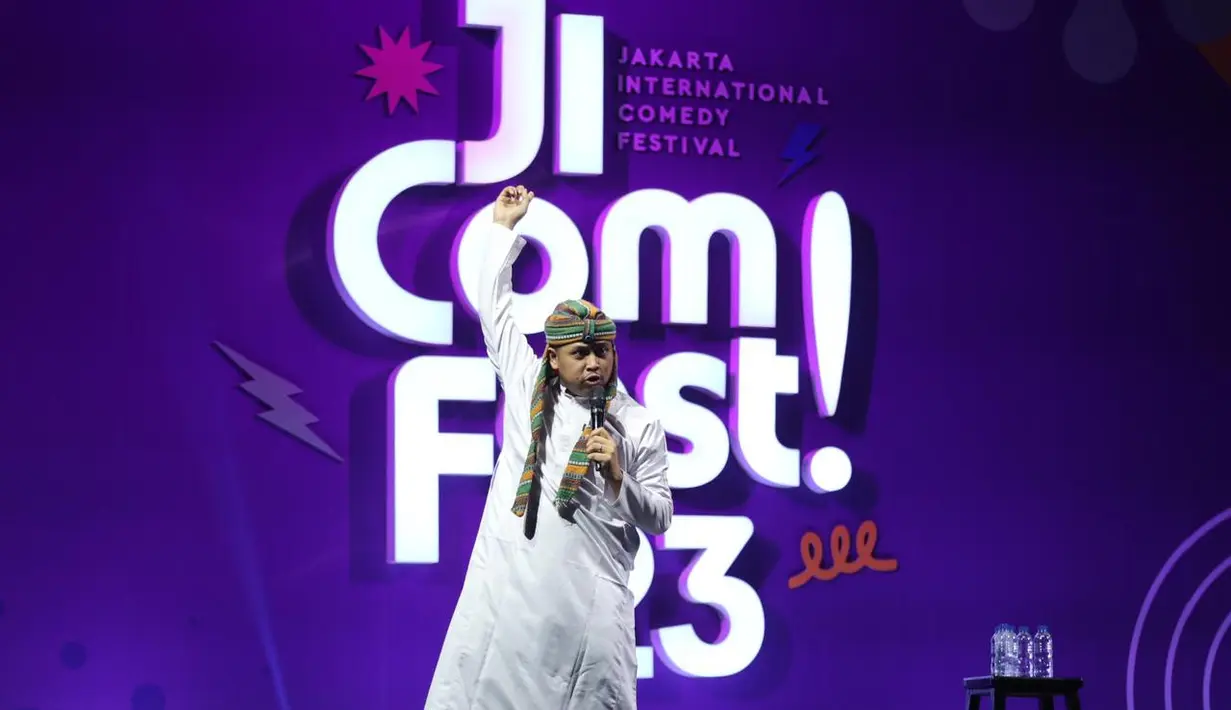 Berbagai materi yang disajikan keduanya pun membuat penonton bersorak gembira.