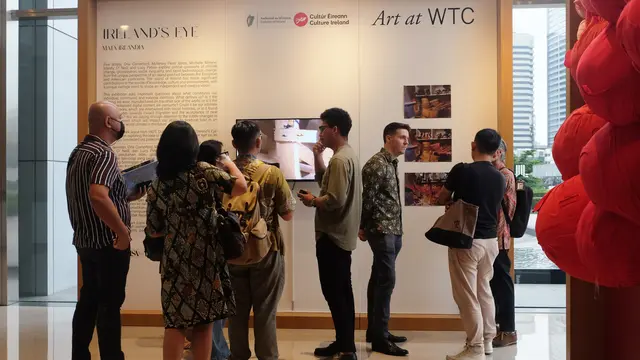 Antusias Pengunjung Pameran Seni Irlandia's Eye