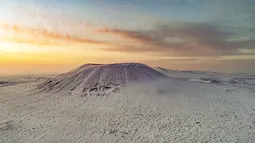 Foto dari udara yang diabadikan pada 28 November 2020 ini menunjukkan pemandangan gunung berapi yang berselimut salju di Ulanqab, Daerah Otonom Mongolia Dalam, China utara. (Xinhua/Wang Zheng)