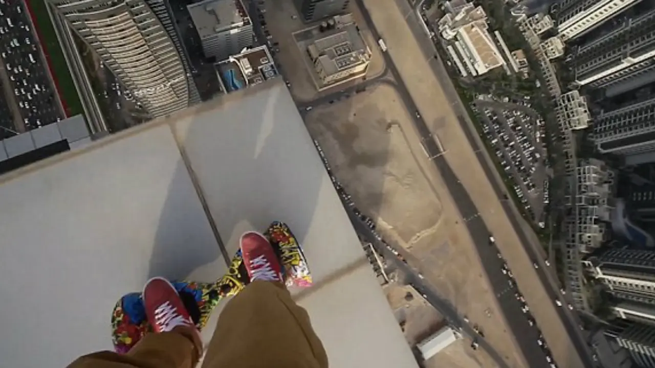 Nekat! Pemuda Ini Mainkan Hoverboard di Atas Pencakar Langit