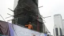 Petugas melakukan perawatan Patung Jenderal Sudirman di Jakarta, Senin (16/4). Perbaikan Patung tersebut untuk merawat agar patung tetap dalam kondisi baik dan tidak terjadi korosi karena faktor cuaca. (Liputan6.com/Arya Manggala)