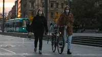 Dua orang pejalan kaki yang mengenakan masker melewati sebuah jalan di Frankfurt, Jerman, 2 November 2020. Jumlah infeksi baru COVID-19 di Jerman bertambah 12.097 kasus dalam sehari. (Xinhua/Lu Yang)