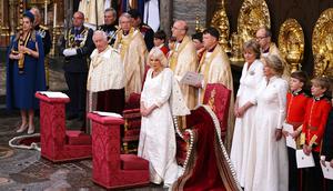 Raja Charles III dan Ratu Camillaberdiri setelah memasuki Westminster Abbey melalui Great West Door di pusat kota London pada 6 Mei 2023, menjelang penobatan mereka. (YUI MOK/POOL/AFP)