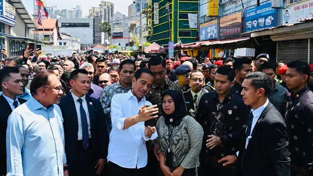 Presiden Joko Widodo atau Jokowi bersama Perdana Menteri (PM) Malaysia Anwar Ibrahim menyapa pedagang dan penjual di Pasar Chow Kit, Kuala Lumpur, Malaysia, Kamis (8/6/2023).