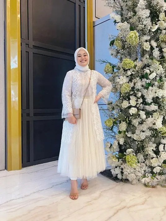 Cocok untuk kondangan, kombinasi lace outer dengan tutu skirt ala beauty vlogger Fatya Biya ini bisa jadi inspirasi. (Instagram/fatyabiya).