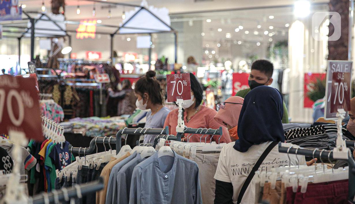 Pengunjung memilih pakaian di salah satu tenant yang menawarkan potongan harga atau diskon di pusat perbelanjaan kawasan Jakarta, Rabu (14/12/20222). Menjelang akhir tahun dan perayaan natal pusat-pusat perbelanjaan mulai menawarkan diskon guna menarik pengunjung. (Liputan6.com/Faizal Fanani)